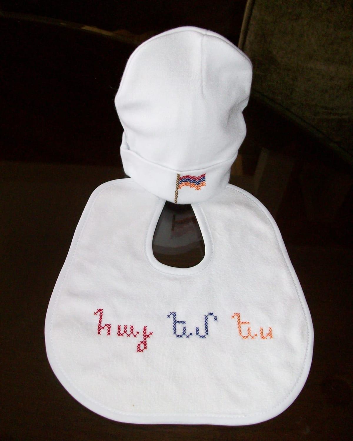 The Hye Em Yes Bib
